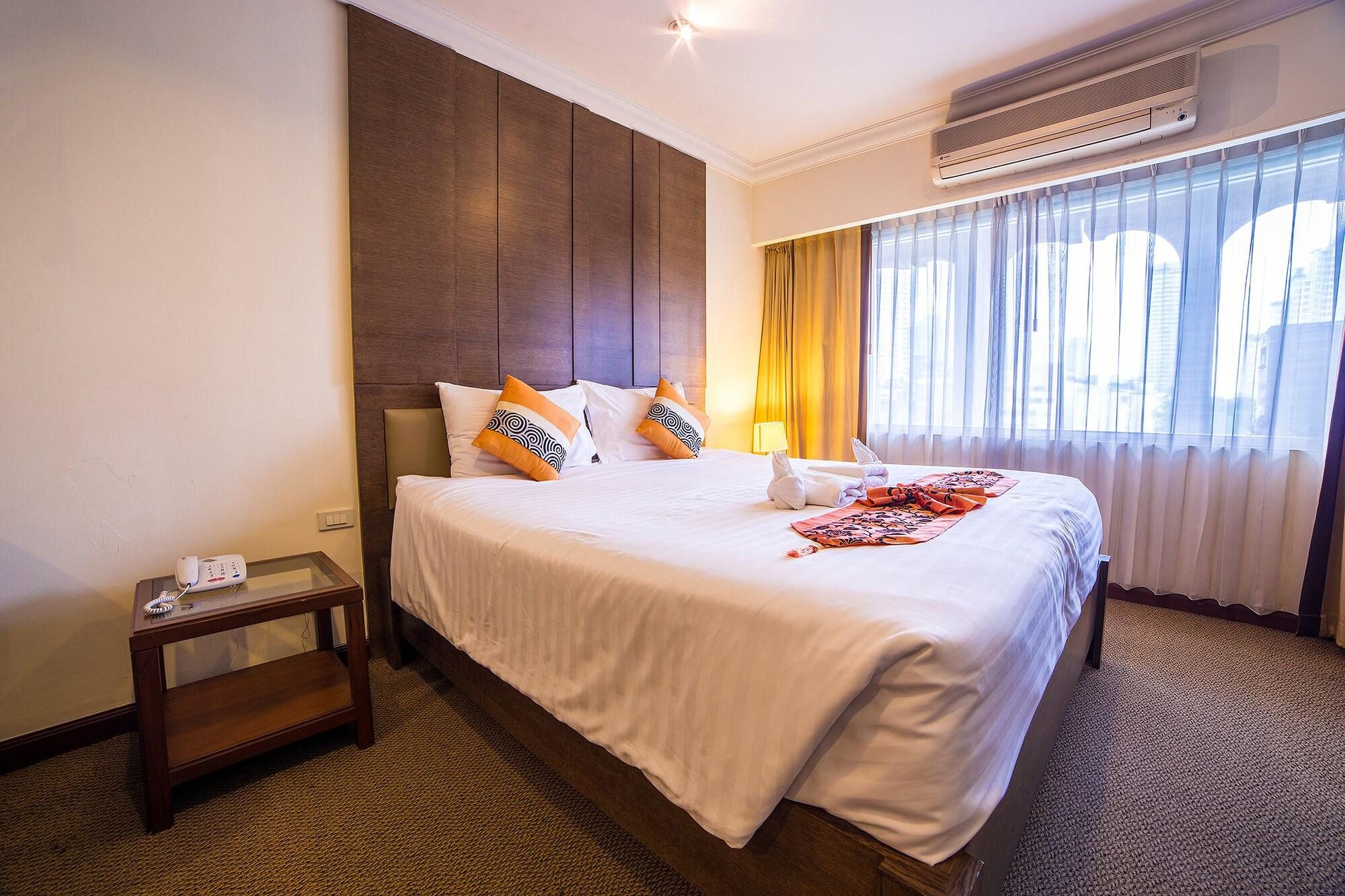 Triple 8 Inn Bangkok Bagian luar foto