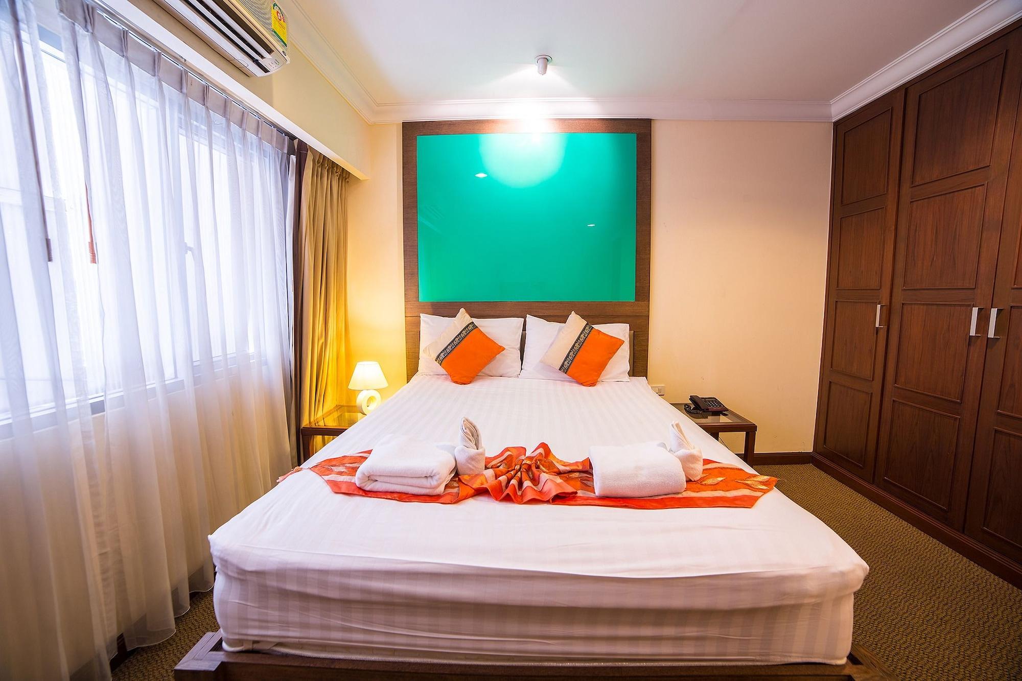 Triple 8 Inn Bangkok Bagian luar foto