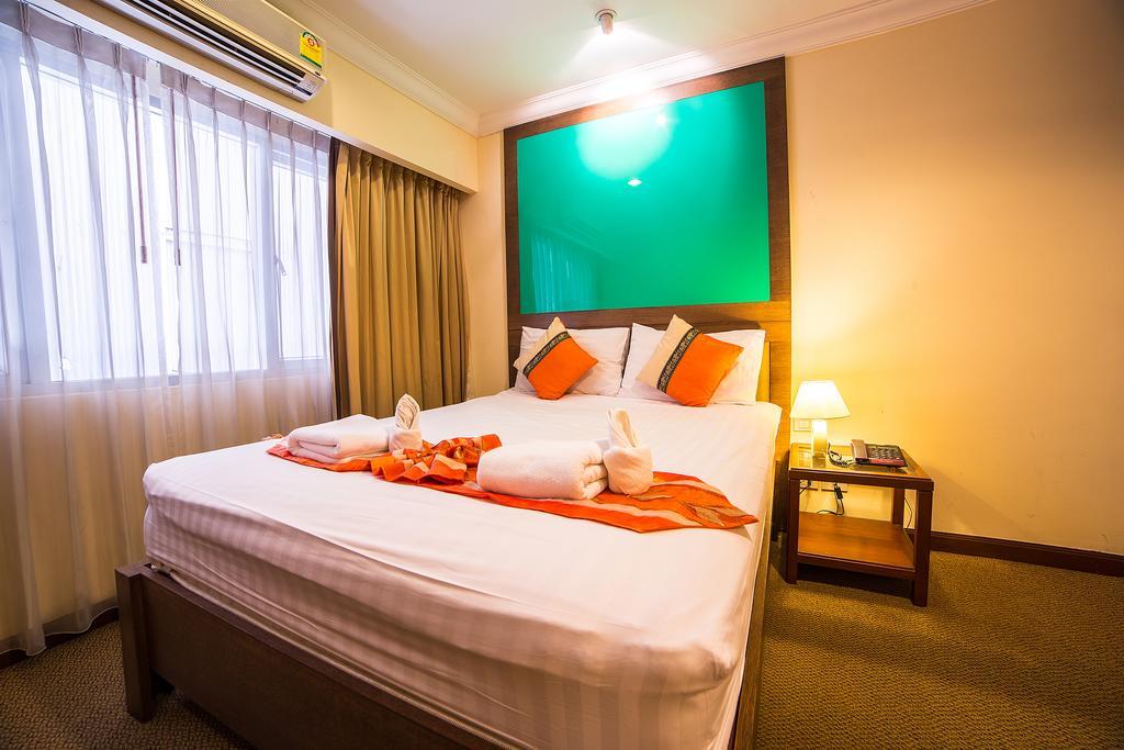 Triple 8 Inn Bangkok Bagian luar foto