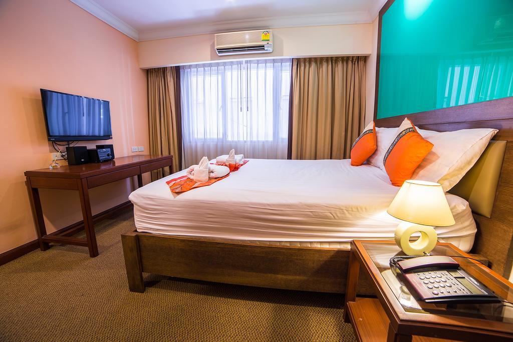 Triple 8 Inn Bangkok Bagian luar foto