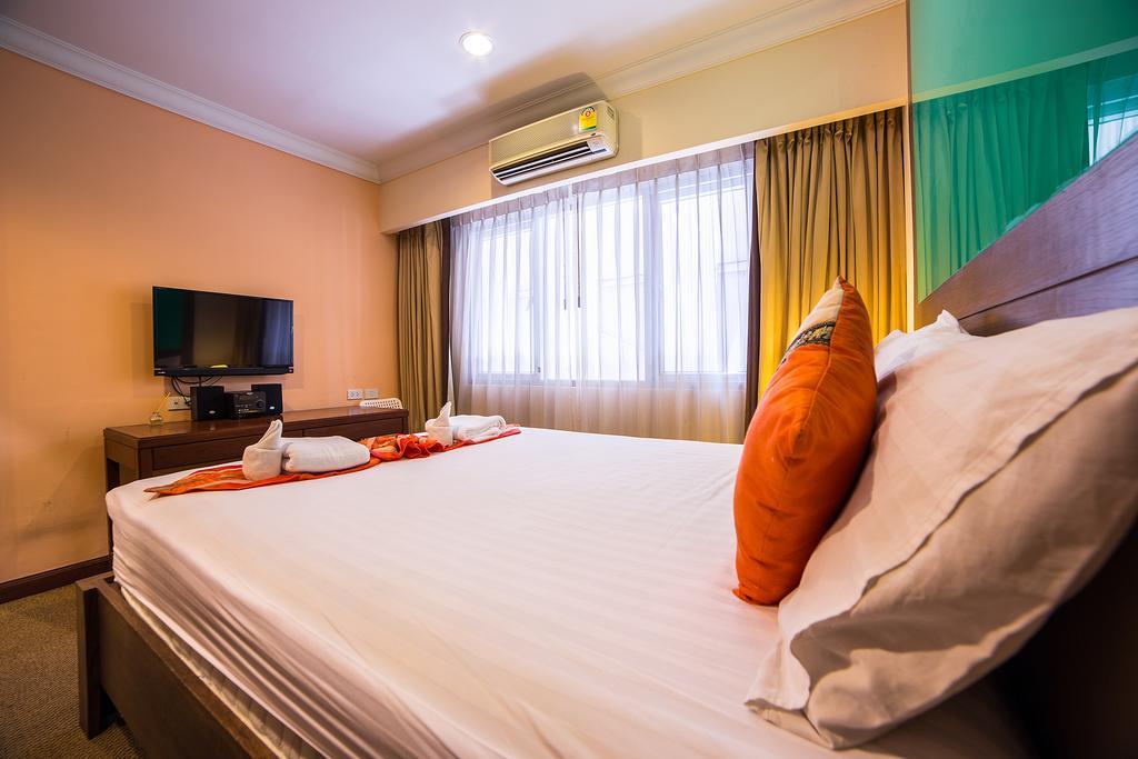 Triple 8 Inn Bangkok Bagian luar foto