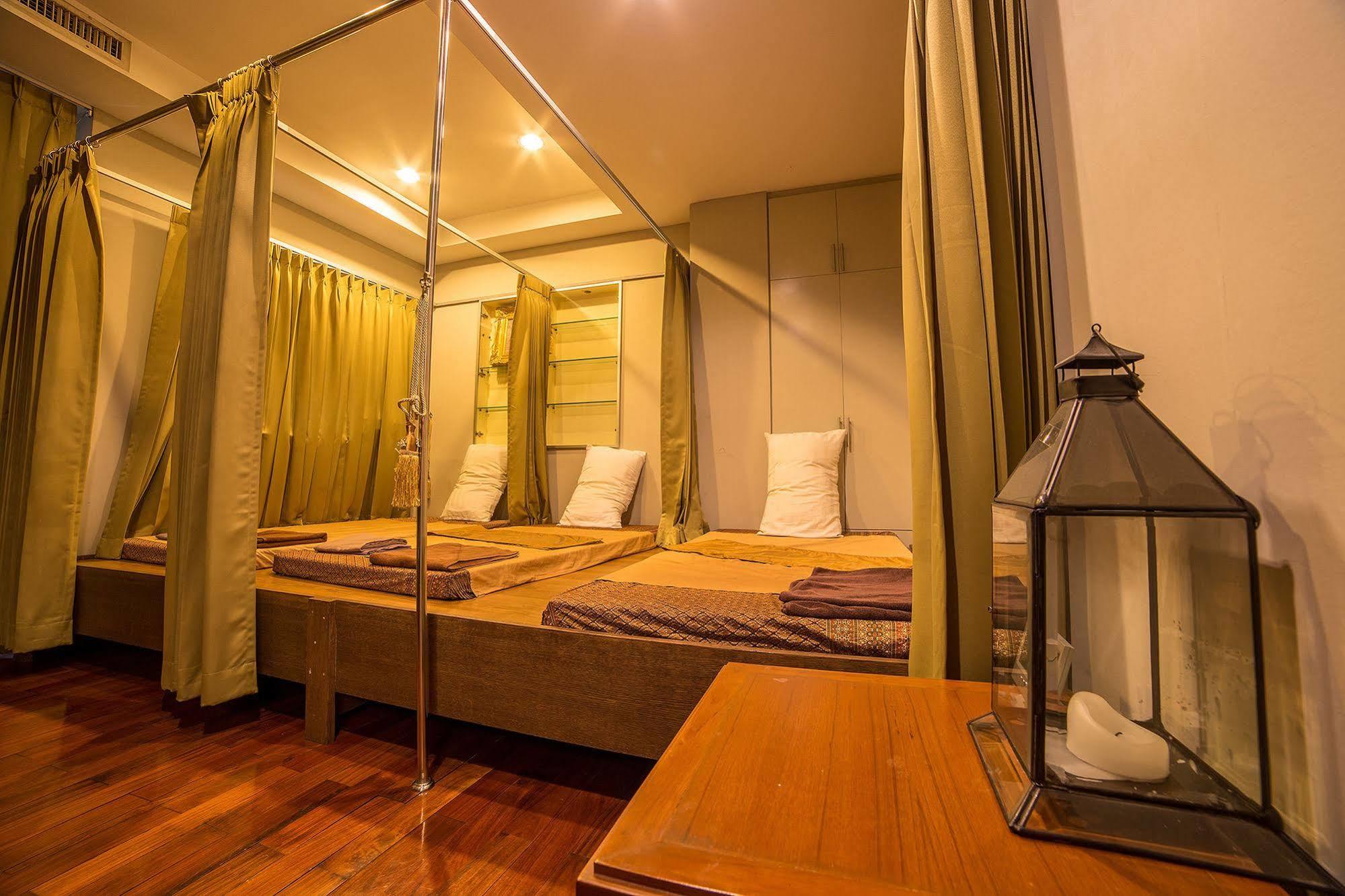 Triple 8 Inn Bangkok Bagian luar foto